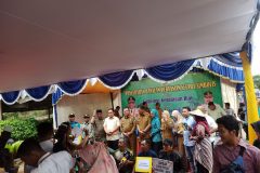 pembagian pupuk dan peralatan pertanian oleh gubernur dam bupati bersma dkpp
