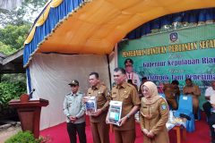 pembagian pupuk dan peralatan pertanian oleh gubernur dam bupati bersma dkpp