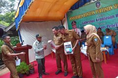 pembagian pupuk dan peralatan pertanian oleh gubernur dam bupati bersma dkpp