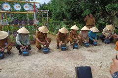 pembagian pupuk dan peralatan pertanian oleh gubernur dam bupati bersma dkpp