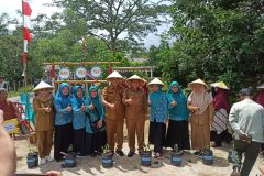 pembagian pupuk dan peralatan pertanian oleh gubernur dam bupati bersma dkpp