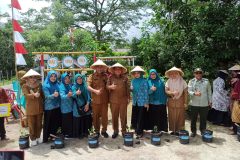 pembagian pupuk dan peralatan pertanian oleh gubernur dam bupati bersma dkpp