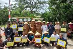 pembagian pupuk dan peralatan pertanian oleh gubernur dam bupati bersma dkpp