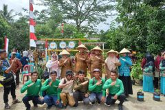 pembagian pupuk dan peralatan pertanian oleh gubernur dam bupati bersma dkpp