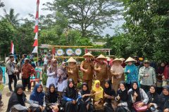 pembagian pupuk dan peralatan pertanian oleh gubernur dam bupati bersma dkpp