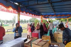 Pasar murah yang di adakan di pantai piwang