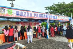 Pasar murah yang di adakan di pantai piwang