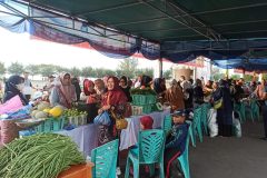 Pasar murah yang di adakan di pantai piwang