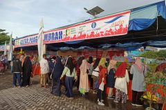 Pasar murah yang di adakan di pantai piwang