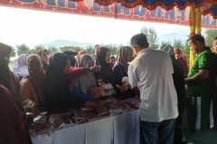 Pasar murah yang di adakan di pantai piwang