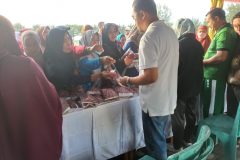 Pasar murah yang di adakan di pantai piwang