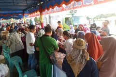 Pasar murah yang di adakan di pantai piwang