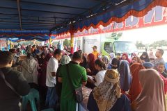 Pasar murah yang di adakan di pantai piwang