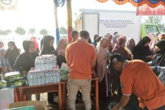 Pasar murah yang di adakan di pantai piwang