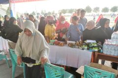 Pasar murah yang di adakan di pantai piwang