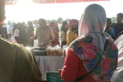 Pasar murah yang di adakan di pantai piwang