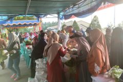 Pasar murah yang di adakan di pantai piwang