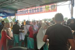 Pasar murah yang di adakan di pantai piwang