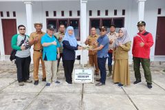 penyerahan bibit pakcong di BPP Kelarek