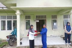 penyerahan bibit pakcong di PUSKESWAN